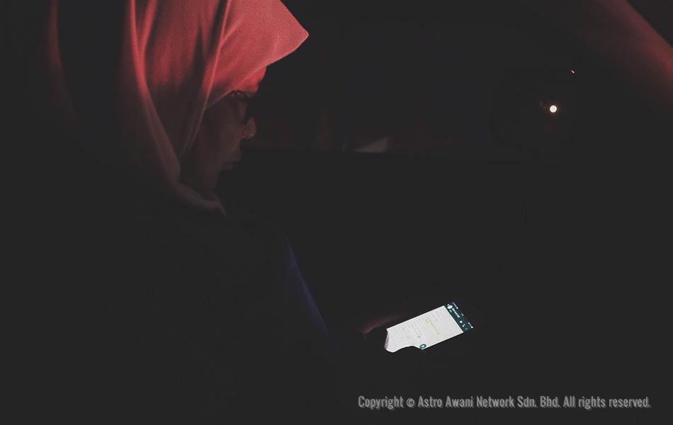 Hamidah memeriksa telefon bimbitnya untuk melihat semula mesej pesanan rakan seangkatan untuk diambil tindakan susulan masuk kerja nanti. Astro AWANI / Israr Khalid Hamidah memeriksa telefon bimbitnya untuk melihat semula mesej pesanan rakan seangkatan untuk diambil tindakan susulan masuk kerja nanti. Astro AWANI / Israr Khalid