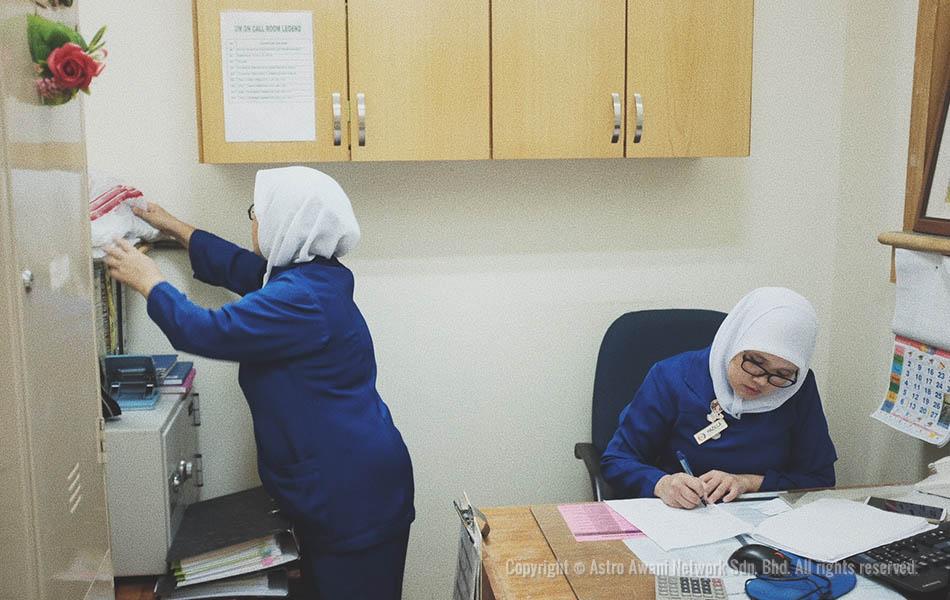 Bersiap untuk mengambil alih tugas daripada rakan setugas terdahulu yang sedang membuat laporan sebelum menamatkan harinya. - Astro AWANI / Israr Khalid Bersiap untuk mengambil alih tugas daripada rakan setugas terdahulu yang sedang membuat laporan sebelum menamatkan harinya. - Astro AWANI / Israr Khalid