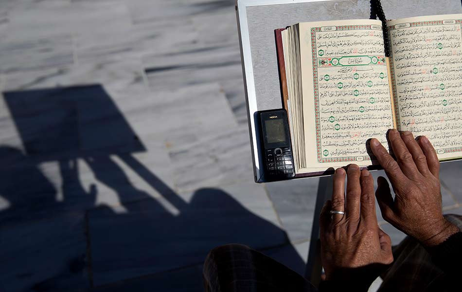 Seorang lelaki mengaji Al-Quran di Masjid Al Emari di Bandar Gaza pada 13 Mei 2019. - Foto AP/Hatem Moussa Seorang lelaki mengaji Al-Quran di Masjid Al Emari di Bandar Gaza pada 13 Mei 2019. - Foto AP/Hatem Moussa