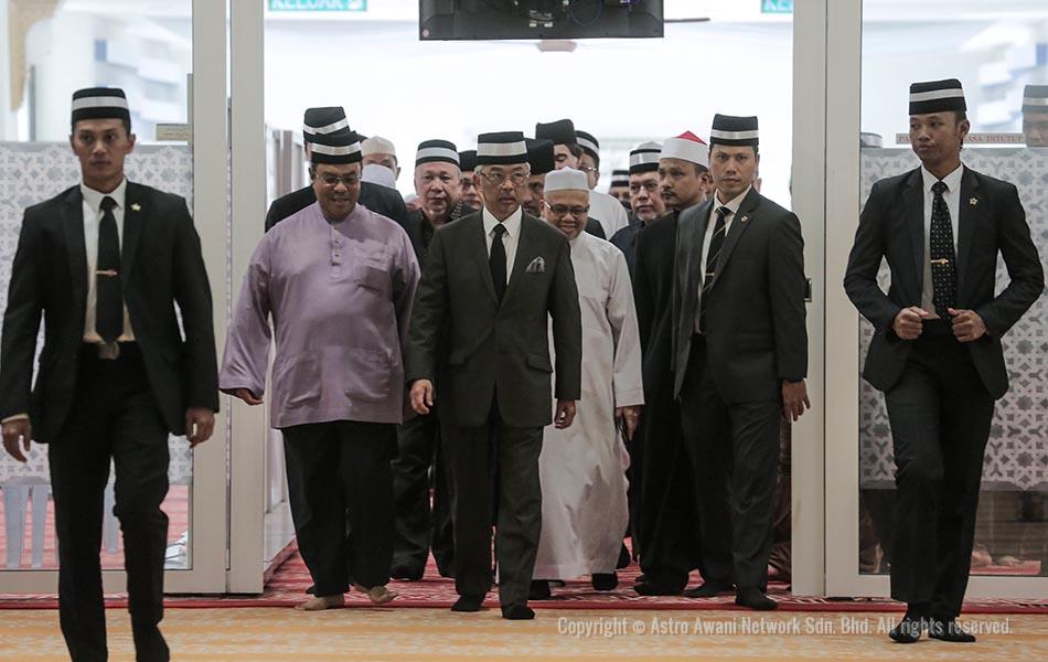 Yang di-Pertuan Agong Al-Sultan Abdullah Riayatuddin Al-Mustafa Billah Shah berkenan melawat jenazah Allahyarham Datuk Dahlan Zainuddin di Masjid Saidina Abu Bakar As Siddiq, Bangsar. - Astro AWANI / SHAHIR OMAR Yang di-Pertuan Agong Al-Sultan Abdullah Riayatuddin Al-Mustafa Billah Shah berkenan melawat jenazah Allahyarham Datuk Dahlan Zainuddin di Masjid Saidina Abu Bakar As Siddiq, Bangsar. - Astro AWANI / SHAHIR OMAR