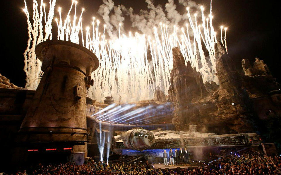 Di bahagian ini, pengunjung dapat mendekati Millennium Falcon yang begitu ikonik dalam filem Star Wars. Di bahagian ini, pengunjung dapat mendekati Millennium Falcon yang begitu ikonik dalam filem Star Wars.