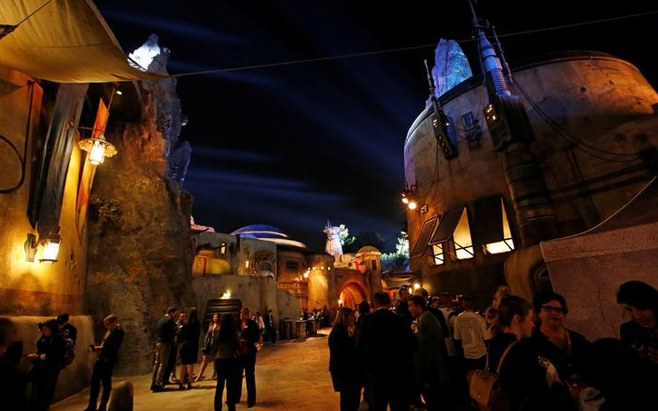 Taman tena Star Wars: Galaxy's Edge membawa pengunjung merasai suasana di planet Batuu, sebuah lokasi terpencil dalam trilogi Star Wars. Taman tena Star Wars: Galaxy's Edge membawa pengunjung merasai suasana di planet Batuu, sebuah lokasi terpencil dalam trilogi Star Wars.