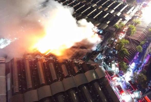 Lebih 100 kedai di Pasar Chatuchak, Bangkok musnah dalam kebakaran Lebih 100 kedai di Pasar Chatuchak, Bangkok musnah dalam kebakaran