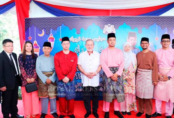 Sultan Johor terima kunjungan kepemimpinan PH Johor pada pagi Aidilfitri Sultan Johor terima kunjungan kepemimpinan PH Johor pada pagi Aidilfitri