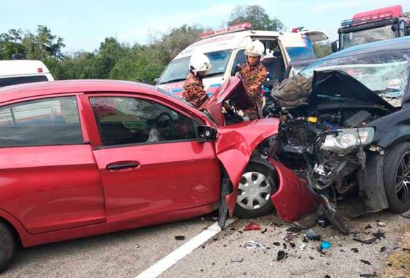 Tiga sekeluarga maut kemalangan dua kenderaan Tiga sekeluarga maut kemalangan dua kenderaan