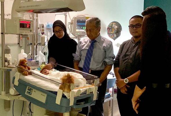 Tun Mahathir luangkan masa ziarah Ainul Mardhiah Tun Mahathir luangkan masa ziarah Ainul Mardhiah
