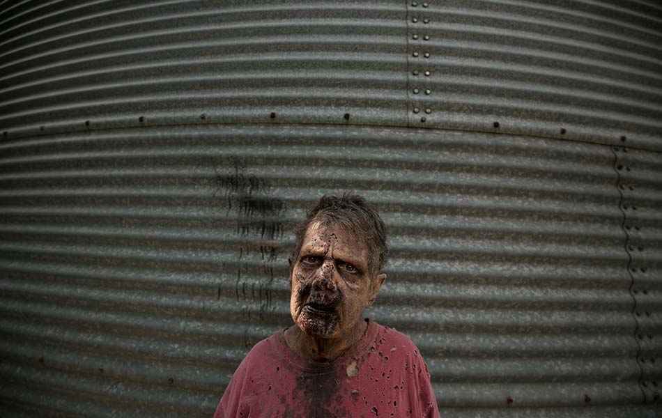 Terrie Hamrick, yang membawakan watak salah seorang 'Walker' dalam The Walking Dead, sempat memberikan pose istimewa sewaktu menyambut pengunjung ke lokasi penggambaran musim ketiga siri popular itu. - Reuters Terrie Hamrick, yang membawakan watak salah seorang 'Walker' dalam The Walking Dead, sempat memberikan pose istimewa sewaktu menyambut pengunjung ke lokasi penggambaran musim ketiga siri popular itu. - Reuters