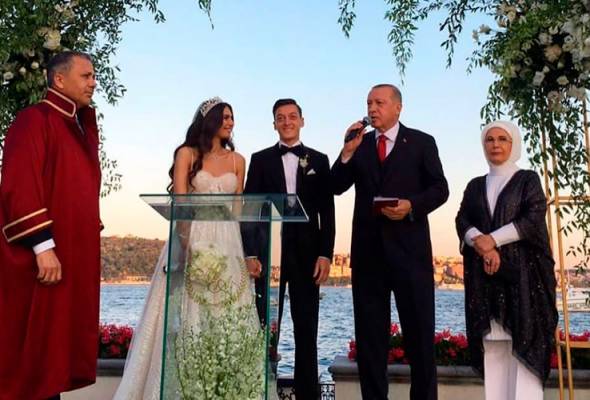 Erdogan jadi pengapit pada majlis perkahwinan Mesut Ozil Erdogan jadi pengapit pada majlis perkahwinan Mesut Ozil