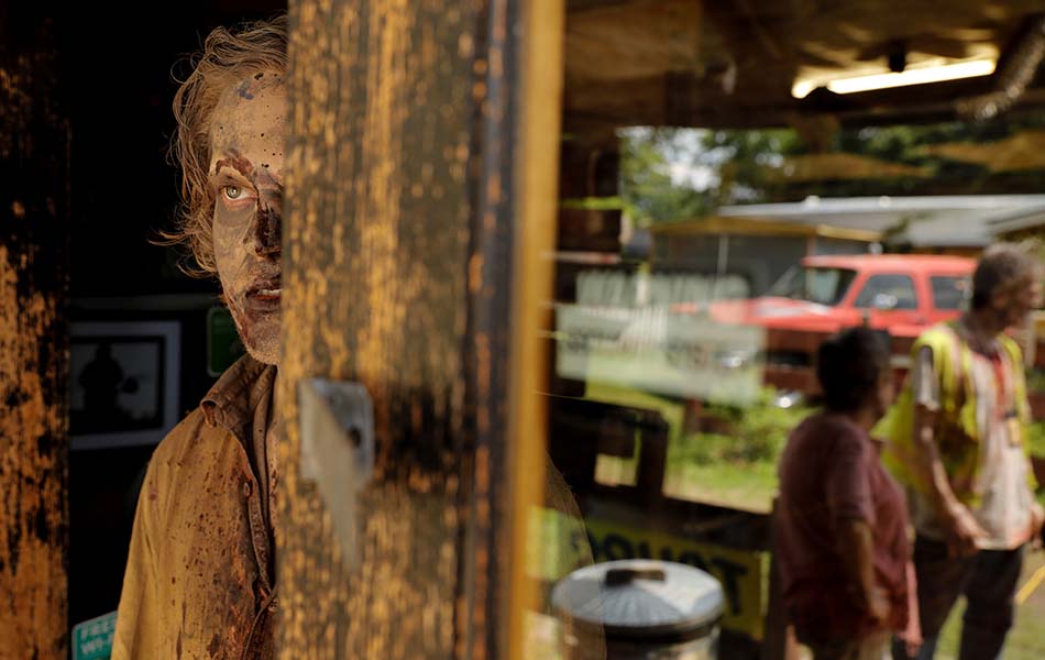 Salah seorang pelakon watak zombi sedang menunggu isyarat untuk memulakan 'tugas' di lokasi penggambaran di Haralson, Georgia, Amerika Syarikat yang dibuka untuk kunjungan pelancong. - Reuters Salah seorang pelakon watak zombi sedang menunggu isyarat untuk memulakan 'tugas' di lokasi penggambaran di Haralson, Georgia, Amerika Syarikat yang dibuka untuk kunjungan pelancong. - Reuters