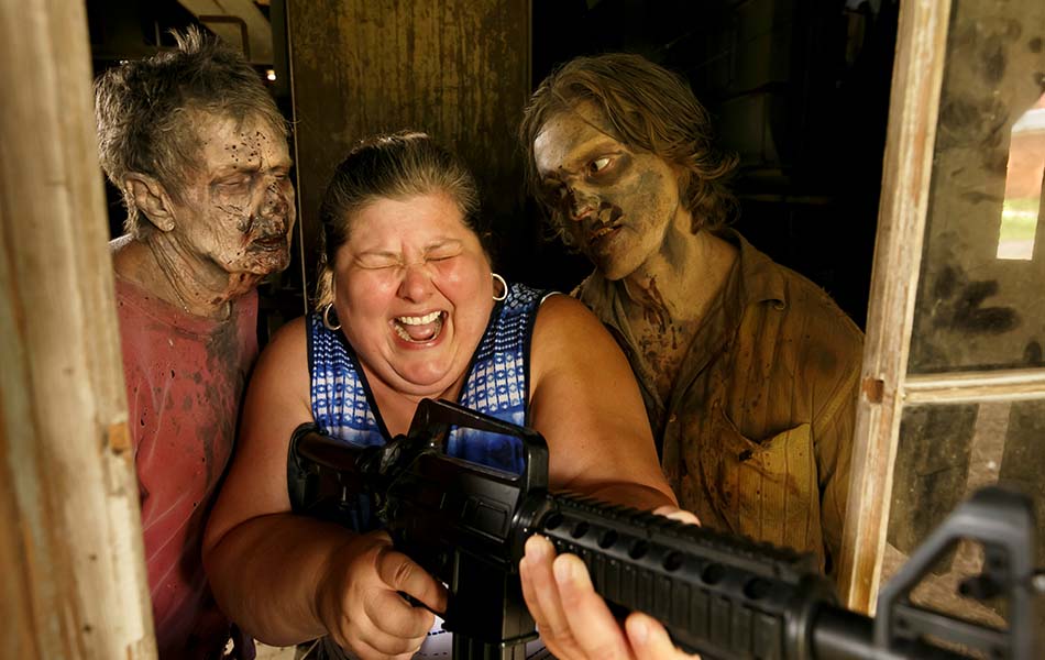Pelancong Amy Powers tidak dapat menahan rasa teruja apabila didekati watak zombi Walker Matthew Tomlin sewaktu siri jelajah The Walking Dead musim ketiga pada 15 Jun 2019. - Reuters Pelancong Amy Powers tidak dapat menahan rasa teruja apabila didekati watak zombi Walker Matthew Tomlin sewaktu siri jelajah The Walking Dead musim ketiga pada 15 Jun 2019. - Reuters