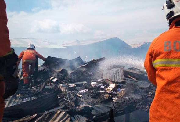 Rumah terbakar, tujuh keluarga hilang tempat tinggal Rumah terbakar, tujuh keluarga hilang tempat tinggal
