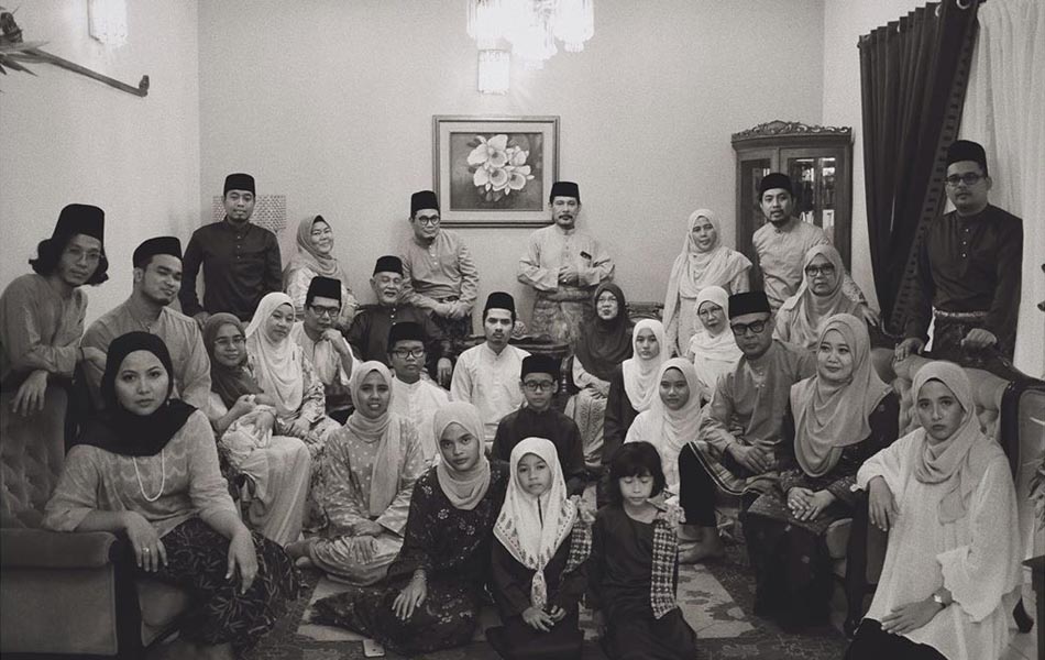 Separuh daripada Keluarga Dollah Tahir. #mataisrarkhalid #matakantaawani #fujifilm #x100t #35mm #vsco #family #eid #1440H #teamrayajohor (Instagram / israrkhalid) Separuh daripada Keluarga Dollah Tahir. #mataisrarkhalid #matakantaawani #fujifilm #x100t #35mm #vsco #family #eid #1440H #teamrayajohor (Instagram / israrkhalid)