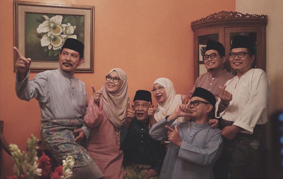Tinggal-lah tujoh beradek daripada sa-puloh cahaya mata Dollah Tahir & Rokiah Ahmad. #mataisrarkhalid #matakantaawani #fujifilm #x100t #35mm #vsco #aidilfitri2019 #eid #1440H #family #love #dollahtahirnco #teamrayajohor (Instagram / israrkhalid) Tinggal-lah tujoh beradek daripada sa-puloh cahaya mata Dollah Tahir & Rokiah Ahmad. #mataisrarkhalid #matakantaawani #fujifilm #x100t #35mm #vsco #aidilfitri2019 #eid #1440H #family #love #dollahtahirnco #teamrayajohor (Instagram / israrkhalid)