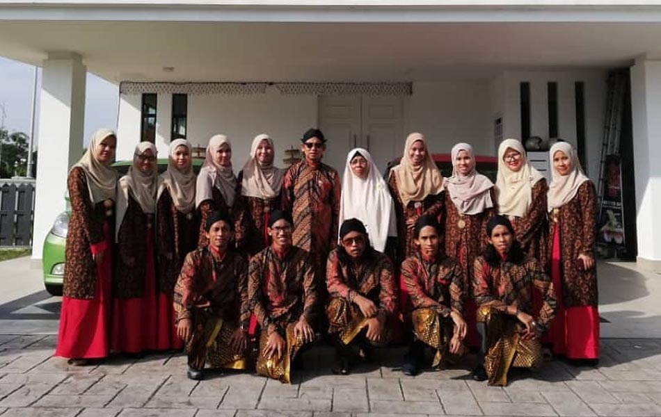 Raya! Syukur pada Tuhan.
#batik #jawa #merahXCoklat #raya2k19 #ecoworld
#matakantaAWANI #501awani #AWANI #astroawani #ootdbergaya (Instagram / uamahatsaring) Raya! Syukur pada Tuhan.
#batik #jawa #merahXCoklat #raya2k19 #ecoworld
#matakantaAWANI #501awani #AWANI #astroawani #ootdbergaya (Instagram / uamahatsaring)