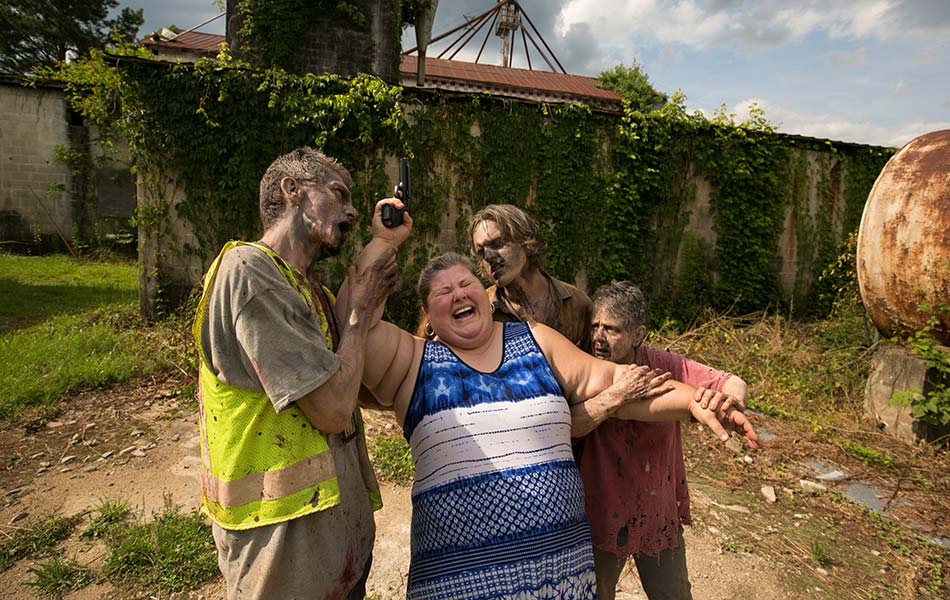 Pelancong Amy Powers berpura-pura menjerit ketakutan apabila dia ditangkap oleh tiga zombi atau 'Walker' yang dilakonkan Jose Sanchez, Matthew Tomlin, dan Terrie Hamrick. - Reuters Pelancong Amy Powers berpura-pura menjerit ketakutan apabila dia ditangkap oleh tiga zombi atau 'Walker' yang dilakonkan Jose Sanchez, Matthew Tomlin, dan Terrie Hamrick. - Reuters