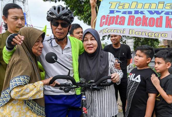 Pengayuh basikal warga emas berjaya cipta rekod kelima MBOR Pengayuh basikal warga emas berjaya cipta rekod kelima MBOR