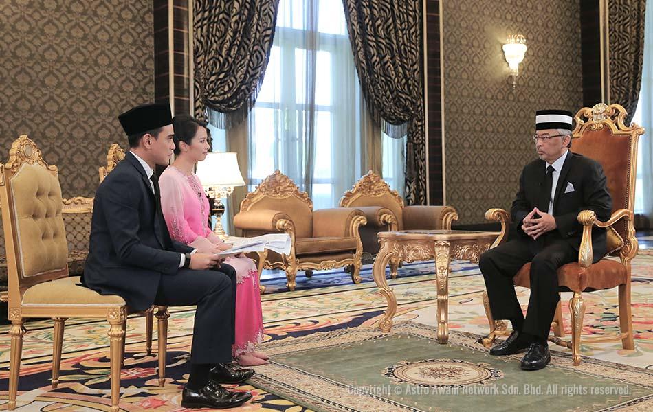 Kebawah Duli Yang Maha Mulia Al-Sultan Abdullah Ri'ayatuddin Al-Mustafa Billah Shah Ibni Almarhun Sultan Haji Ahmad Shah Al Musta'in Billah Shah berkongsi kisah-kisah menarik dalam temu bual eksklusif bersama pengarang kanan dan personaliti Astro AWANI, Ashwad Ismail dan Cynthia Ng di Istana Negara, baru-baru ini. Wawancara eksklusif #AgongKita akan bersiaran di Astro AWANI (Saluran 501) pada 30 Julai, 9 malam. - Foto Astro AWANI/SHAHIR OMAR Kebawah Duli Yang Maha Mulia Al-Sultan Abdullah Ri'ayatuddin Al-Mustafa Billah Shah Ibni Almarhun Sultan Haji Ahmad Shah Al Musta'in Billah Shah berkongsi kisah-kisah menarik dalam temu bual eksklusif bersama pengarang kanan dan personaliti Astro AWANI, Ashwad Ismail dan Cynthia Ng di Istana Negara, baru-baru ini. Wawancara eksklusif #AgongKita akan bersiaran di Astro AWANI (Saluran 501) pada 30 Julai, 9 malam. - Foto Astro AWANI/SHAHIR OMAR