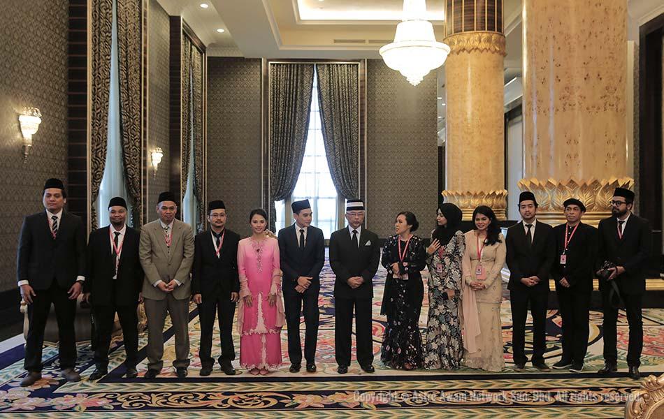 KDYMM Seri Paduka Baginda YDPA Al-Sultan Abdullah Ri'ayatuddin Al-Mustafa Billah Shah Ibni Almarhum Sultan Haji Ahmad Shah Al Musta'in Billah Shah memberi limpah perkenan untuk bergambar bersama kru produksi dan pengamal media dari bilik berita Astro AWANI selepas Tuanku Baginda ditemuramah di Istana Negara, Kuala Lumpur, baru-baru ini. - Foto Astro AWANI/SHAHIR OMAR KDYMM Seri Paduka Baginda YDPA Al-Sultan Abdullah Ri'ayatuddin Al-Mustafa Billah Shah Ibni Almarhum Sultan Haji Ahmad Shah Al Musta'in Billah Shah memberi limpah perkenan untuk bergambar bersama kru produksi dan pengamal media dari bilik berita Astro AWANI selepas Tuanku Baginda ditemuramah di Istana Negara, Kuala Lumpur, baru-baru ini. - Foto Astro AWANI/SHAHIR OMAR