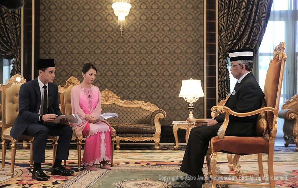 Umum mengetahui Al-Sultan Abdullah Ri'ayatuddin merupakan individu yang sangat 'passionate' atau mempunyai minat yang tinggi dalam bidang sukan. Al-Sultan turut aktif berkecimpung dalam beberapa jenis sukan, antaranya sukan skuasy, tenis, polo, hoki, dan sudah semestinya bola sepak. Tonton wawancara eksklusif #AgongKita yang bakal bersiaran di Astro AWANI Saluran 501 pada 30 Julai, jam 9 malam. - Foto Astro AWANI/SHAHIR OMAR Umum mengetahui Al-Sultan Abdullah Ri'ayatuddin merupakan individu yang sangat 'passionate' atau mempunyai minat yang tinggi dalam bidang sukan. Al-Sultan turut aktif berkecimpung dalam beberapa jenis sukan, antaranya sukan skuasy, tenis, polo, hoki, dan sudah semestinya bola sepak. Tonton wawancara eksklusif #AgongKita yang bakal bersiaran di Astro AWANI Saluran 501 pada 30 Julai, jam 9 malam. - Foto Astro AWANI/SHAHIR OMAR