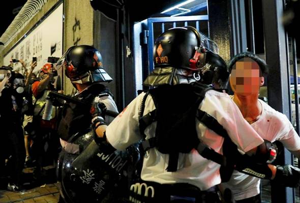 Balai polis dibaling telur oleh penunjuk perasaan Hong Kong Balai polis dibaling telur oleh penunjuk perasaan Hong Kong