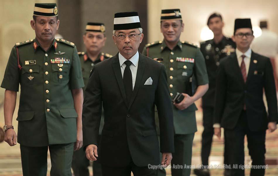 Yang di-Pertuan Agong Al-Sultan Abdullah Ri'ayatuddin Al-Mustafa Billah Shah Ibni Almarhum Sultan Haji Ahmad Shah Al Musta'in Billah Shah perkenan mencemar duli pada sesi temu bual di Istana Negara, Kuala Lumpur, baru-baru ini. Imej ini memaparkan Al-Sultan Abdullah Ri'ayatuddin diringi masuk oleh pegawai-pegawai khas DiRaja ke salah sebuah dewan di Istana Negara untuk ditemu bual oleh personaliti Astro AWANI, Cynthia Ng dan Ashwad Ismail. Daulat Tuanku! - Foto Astro AWANI/Shahir Omar Yang di-Pertuan Agong Al-Sultan Abdullah Ri'ayatuddin Al-Mustafa Billah Shah Ibni Almarhum Sultan Haji Ahmad Shah Al Musta'in Billah Shah perkenan mencemar duli pada sesi temu bual di Istana Negara, Kuala Lumpur, baru-baru ini. Imej ini memaparkan Al-Sultan Abdullah Ri'ayatuddin diringi masuk oleh pegawai-pegawai khas DiRaja ke salah sebuah dewan di Istana Negara untuk ditemu bual oleh personaliti Astro AWANI, Cynthia Ng dan Ashwad Ismail. Daulat Tuanku! - Foto Astro AWANI/Shahir Omar