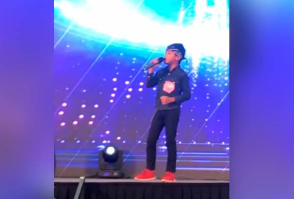 Tumpang lori ayah, turun-turun terus nyanyi dan Rizal bergelar juara! - Aznil Tumpang lori ayah, turun-turun terus nyanyi dan Rizal bergelar juara! - Aznil