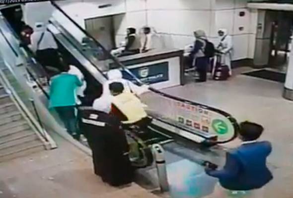 Sebuah video yang menunjukkan Hamdan Maarof dengan pantas menyelamatkan seorang jemaah haji yang hampir terjatuh dari eskalator.