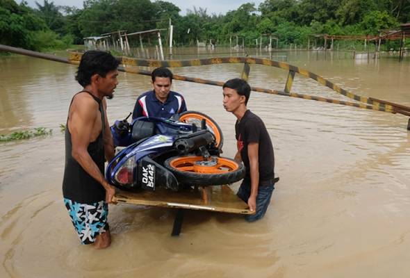 Banjir Melaka: Dua sekolah ditutup Banjir Melaka: Dua sekolah ditutup