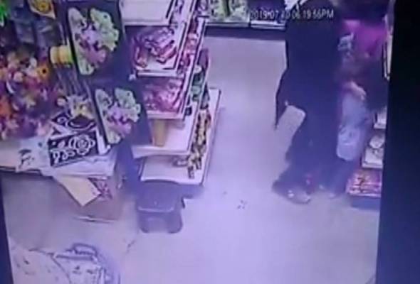 Polis buru lelaki cabul budak dalam kedai Polis buru lelaki cabul budak dalam kedai