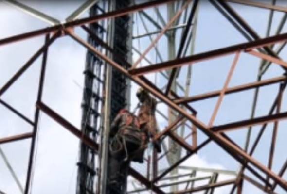 Pekerja pengsan pada ketinggian 30 meter akibat renjatan elektrik Pekerja pengsan pada ketinggian 30 meter akibat renjatan elektrik