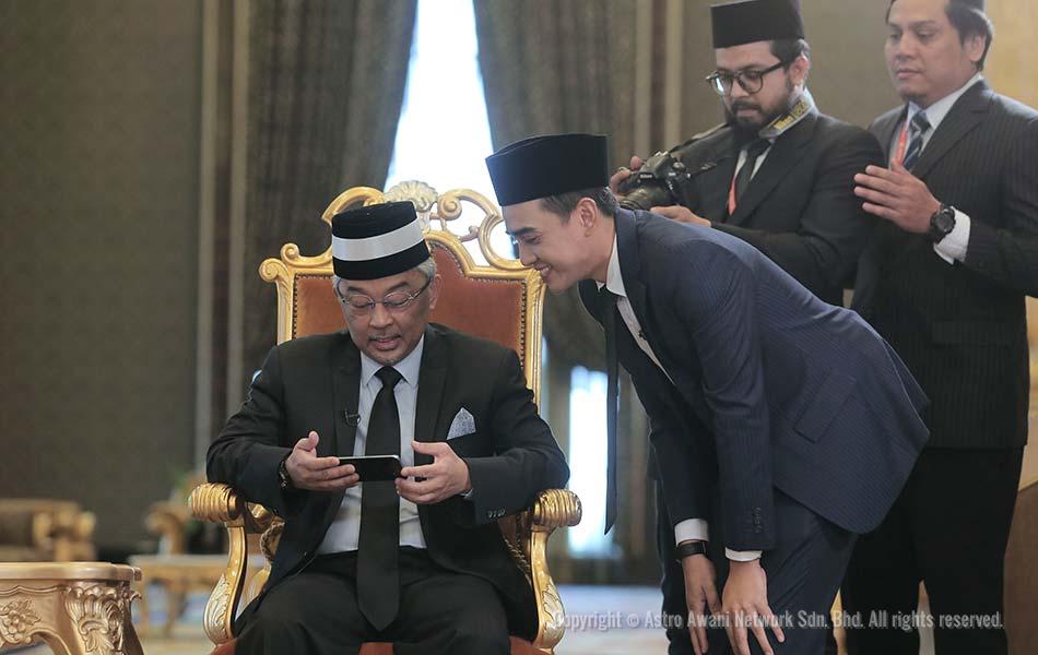 KDYMM Al-Sultan Abdullah Ri'ayatuddin Al-Mustafa Billah Shah Ibni Almarhum Sultan Haji Ahmad Shah Al Musta'in Billah Shah mencemar duli menonton rakaman video Datuk Hata Ali, rakan karib dan rakan berlatih polo Al-Sultan Abdullah. Persiapan istiadat pertabalan Yang di-Pertuan Agong XVI, Al-Sultan Abdullah bakal bersiaran di Astro AWANI Saluran 501 pada 30 Julai, 9 malam. - Foto Astro Awani/SHAHIR OMAR KDYMM Al-Sultan Abdullah Ri'ayatuddin Al-Mustafa Billah Shah Ibni Almarhum Sultan Haji Ahmad Shah Al Musta'in Billah Shah mencemar duli menonton rakaman video Datuk Hata Ali, rakan karib dan rakan berlatih polo Al-Sultan Abdullah. Persiapan istiadat pertabalan Yang di-Pertuan Agong XVI, Al-Sultan Abdullah bakal bersiaran di Astro AWANI Saluran 501 pada 30 Julai, 9 malam. - Foto Astro Awani/SHAHIR OMAR