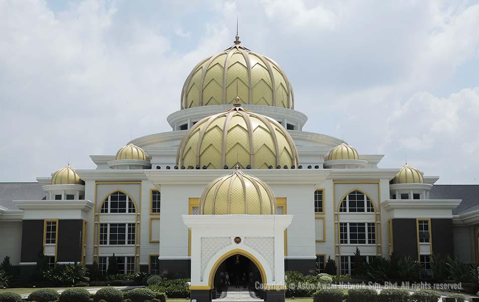 Istana Negara yang tersergam indah di Jalan Duta, Kuala Lumpur bakal menyaksikan upacara pertabalan KDYPP Al-Sultan Abdullah Ri'ayatuddin Al-Mustafa Billah Shah Ibni Almarhum Sultan Haji Ahmad Shah Al Musta'in Billah Shah sebagai Yang di-Pertuan Agong ke-16 pada 30 Julai depan. Astro AWANI bakal menyiarkan wawancara eksklusif bersama Al-Sultan Abdullah Ri'ayatuddin pada malam pertabalan pada jam 9 malam. - Foto Astro AWANI/SHAHIR OMAR Istana Negara yang tersergam indah di Jalan Duta, Kuala Lumpur bakal menyaksikan upacara pertabalan KDYPP Al-Sultan Abdullah Ri'ayatuddin Al-Mustafa Billah Shah Ibni Almarhum Sultan Haji Ahmad Shah Al Musta'in Billah Shah sebagai Yang di-Pertuan Agong ke-16 pada 30 Julai depan. Astro AWANI bakal menyiarkan wawancara eksklusif bersama Al-Sultan Abdullah Ri'ayatuddin pada malam pertabalan pada jam 9 malam. - Foto Astro AWANI/SHAHIR OMAR