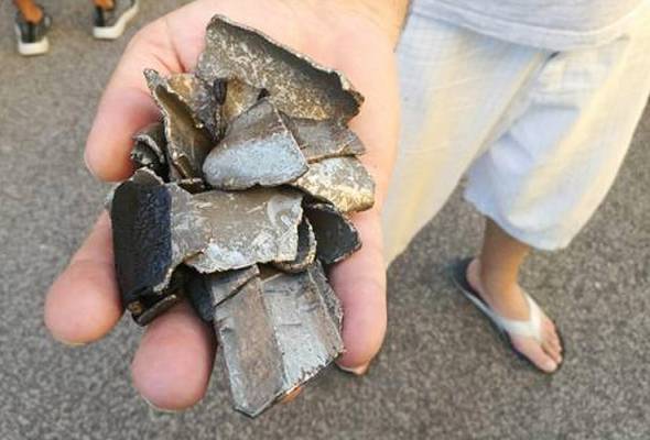 Serpihan dari pesawat menimpa kawasan perumahan Serpihan dari pesawat menimpa kawasan perumahan