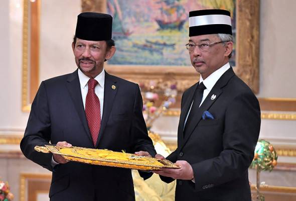 Al-Sultan Abdullah terima anugerah Darjat Kerabat Mahkota Brunei (D.K.M.B) Al-Sultan Abdullah terima anugerah Darjat Kerabat Mahkota Brunei (D.K.M.B)