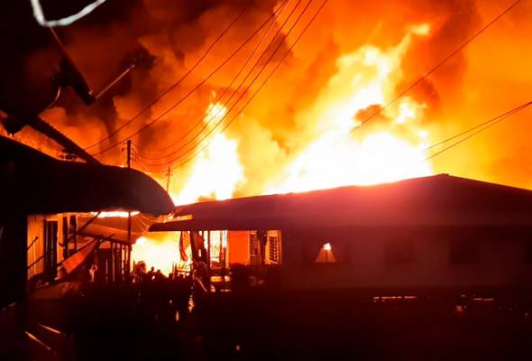 70 rumah di dua kampung musnah dalam kebakaran 70 rumah di dua kampung musnah dalam kebakaran