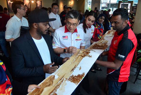 Lukisan terpanjang menggunakan kopi diiktiraf M'sia Book of Records Lukisan terpanjang menggunakan kopi diiktiraf M'sia Book of Records