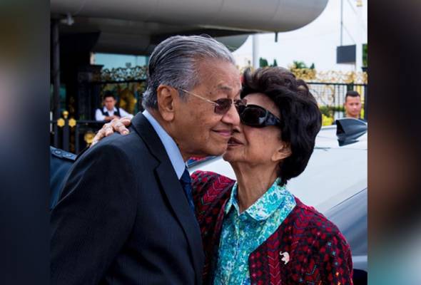 Rindu isteri, Tun M akan jumpa Siti Hasmah sekembali dari Vietnam Rindu isteri, Tun M akan jumpa Siti Hasmah sekembali dari Vietnam