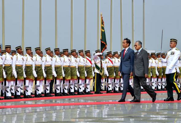 Jokowi, isteri diberi sambutan rasmi di Dataran Perdana Jokowi, isteri diberi sambutan rasmi di Dataran Perdana