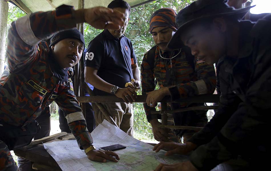 SEREMBAN, 13 Ogos - Pasukan mencari dan menyelamat (SAR) berbincang mengenai lokasi di peta di sebuah rumah tinggal di sekitar kawasan Kampung Pantai bagi menjejaki seorang remaja warga Ireland Nora Anne Quoirin, 15, yang hilang.- fotoBERNAMA SEREMBAN, 13 Ogos - Pasukan mencari dan menyelamat (SAR) berbincang mengenai lokasi di peta di sebuah rumah tinggal di sekitar kawasan Kampung Pantai bagi menjejaki seorang remaja warga Ireland Nora Anne Quoirin, 15, yang hilang.- fotoBERNAMA