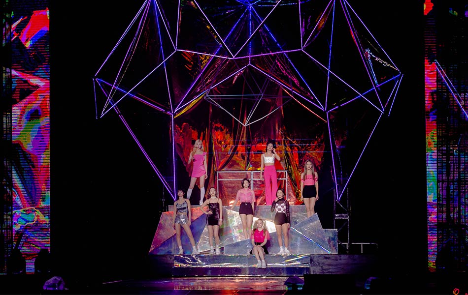 Twice Live in MalaysiaKelapan-lapan idol tersebut kembali ke pentas dengan set hologram yang berbentuk prisma dan mengenakan outfit baharu yang berwarna merah jambu serta menyampaikan Likey dan What Is Love. Twice Live in MalaysiaKelapan-lapan idol tersebut kembali ke pentas dengan set hologram yang berbentuk prisma dan mengenakan outfit baharu yang berwarna merah jambu serta menyampaikan Likey dan What Is Love.