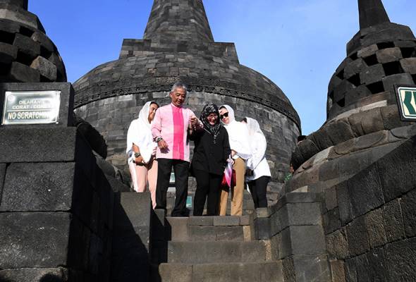 Agong, Permaisuri 'tawan' Puncak Candi Borobudur Agong, Permaisuri 'tawan' Puncak Candi Borobudur