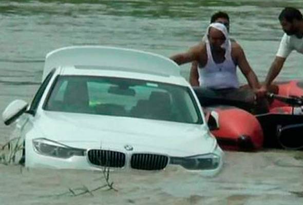 Merajuk tak dapat kereta Jaguar, lelaki buang BMW ke dalam sungai Merajuk tak dapat kereta Jaguar, lelaki buang BMW ke dalam sungai