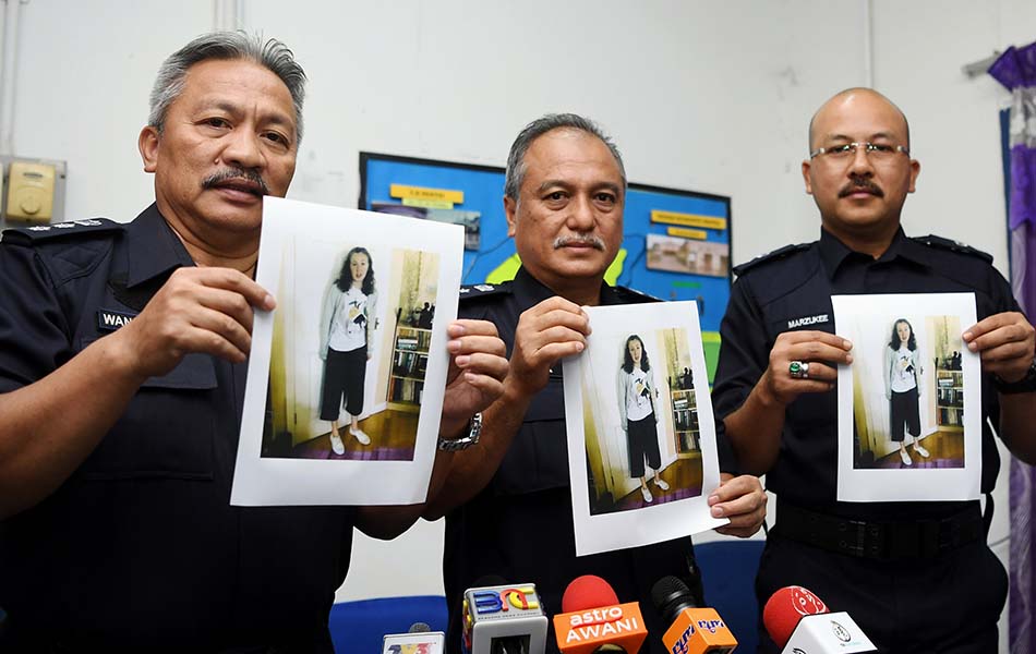 SEREMBAN, 5 Ogos - Timbalan Ketua Polis Negeri SAC Che Zakaria Othman (tengah) bersama Ketua Jabatan Siasatan Jenayah Negeri ACP Wan Rukman Wan Hassan (kiri) dan Ketua Polis Daerah Nilai Supt Mohd Nor Marzukee Besar menunjukkan gambar remaja Ireland Nora Anne Quoririn, 15, yang dilaporkan hilang sejak Ahad
-fotoBERNAMA SEREMBAN, 5 Ogos - Timbalan Ketua Polis Negeri SAC Che Zakaria Othman (tengah) bersama Ketua Jabatan Siasatan Jenayah Negeri ACP Wan Rukman Wan Hassan (kiri) dan Ketua Polis Daerah Nilai Supt Mohd Nor Marzukee Besar menunjukkan gambar remaja Ireland Nora Anne Quoririn, 15, yang dilaporkan hilang sejak Ahad
-fotoBERNAMA