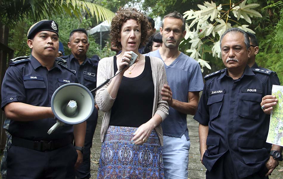 SEREMBAN, 10 Ogos -- Meabh Jaseprine Qouirin, Ibu kepada remaja perempuan warga Ireland Nora Anne Quoirin, 15, bersama suaminya, Sebastian Marie Philipe, memberi kata-kata kepada anggota pasukan mencari dan menyelamat (SAR) pada perjumpaan tertutup di Bilik Gerakan Operasi Mencari dan Menyelamat (SAR) susulan mangsa yang dilaporkan hilang pada 4 Ogos lalu di sebuah resort di Pantai --fotoBERNAMA SEREMBAN, 10 Ogos -- Meabh Jaseprine Qouirin, Ibu kepada remaja perempuan warga Ireland Nora Anne Quoirin, 15, bersama suaminya, Sebastian Marie Philipe, memberi kata-kata kepada anggota pasukan mencari dan menyelamat (SAR) pada perjumpaan tertutup di Bilik Gerakan Operasi Mencari dan Menyelamat (SAR) susulan mangsa yang dilaporkan hilang pada 4 Ogos lalu di sebuah resort di Pantai --fotoBERNAMA