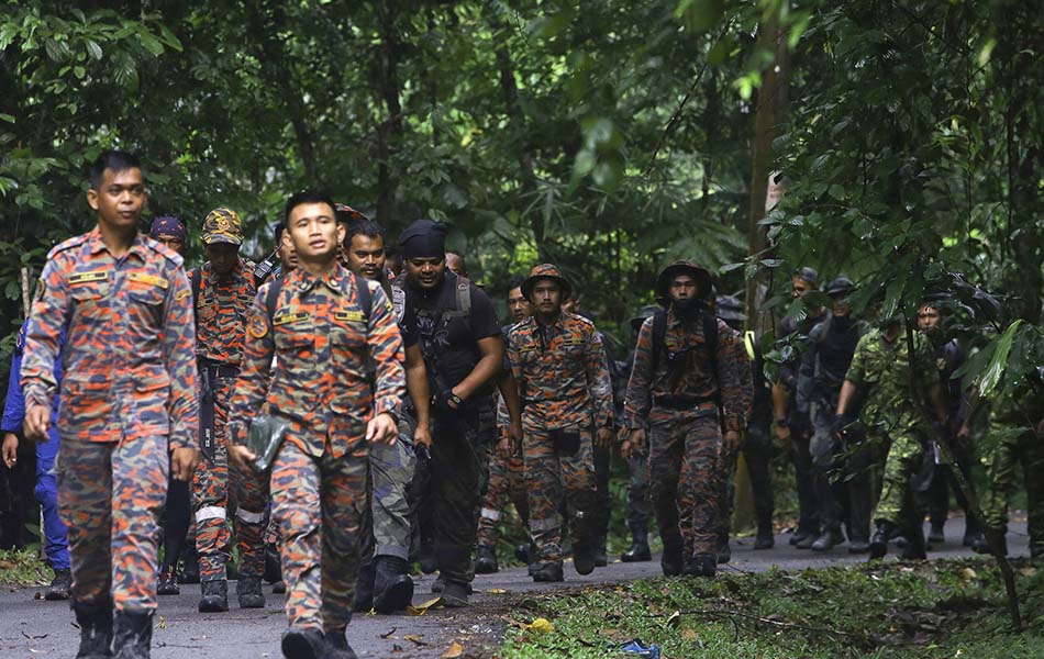 SEREMBAN, 12 Ogos -- Pasukan mencari dan menyelamat (SAR) ketika mencari seorang remaja warga Ireland Nora Anne Quoirin, 15, yang dilaporkan hilang pada 4 Ogos lalu. Operasi SAR yang telah memasuki hari kesembilan hari ini melibatkan seramai 348 anggota dari pelbagai agensi yang menumpukan pencarian di Gunung Berembun.- fotoBERNAMA SEREMBAN, 12 Ogos -- Pasukan mencari dan menyelamat (SAR) ketika mencari seorang remaja warga Ireland Nora Anne Quoirin, 15, yang dilaporkan hilang pada 4 Ogos lalu. Operasi SAR yang telah memasuki hari kesembilan hari ini melibatkan seramai 348 anggota dari pelbagai agensi yang menumpukan pencarian di Gunung Berembun.- fotoBERNAMA