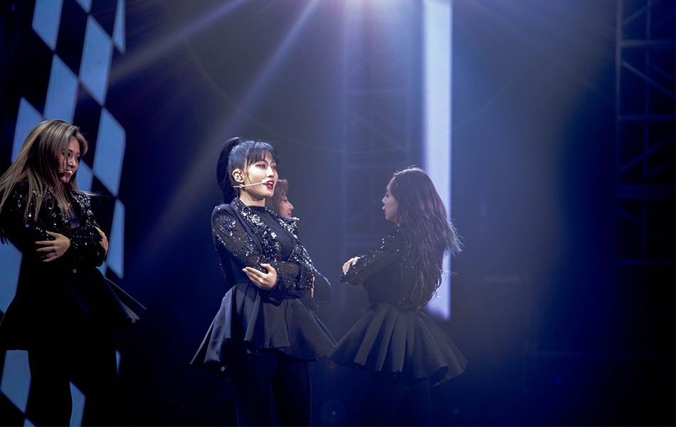 TWICE membuka tirai persembahan dengan 'Stuck In My Head', lagu yang menaikkan semangat ONCE dengan tempo lagu yang rancak sekali. TWICE membuka tirai persembahan dengan 'Stuck In My Head', lagu yang menaikkan semangat ONCE dengan tempo lagu yang rancak sekali.