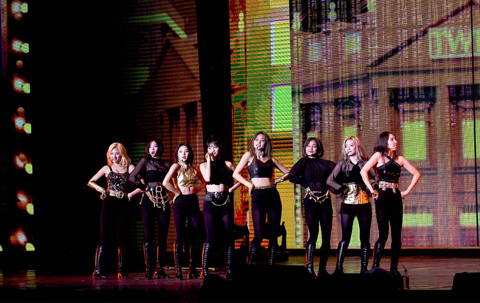 Biarpun kumpulan itu hanya tampil berlapan iaitu Nayeon, Jeongyeon, Momo, Sana, Jihyo, Dahyun, Chaeyoung dan Tzuyu, mereka tidak menunjukkan sebarang cacat cela dalam nyanyian dan koreografi mereka. Biarpun kumpulan itu hanya tampil berlapan iaitu Nayeon, Jeongyeon, Momo, Sana, Jihyo, Dahyun, Chaeyoung dan Tzuyu, mereka tidak menunjukkan sebarang cacat cela dalam nyanyian dan koreografi mereka.