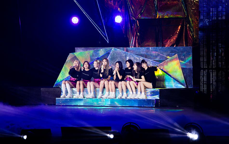 Sebelum melabuhkan tirai konsert dengan lagu 'Stuck', mereka sekali lagi kembali ke set hologram berbentuk prisma untuk keluar dari pentas. Sebelum melabuhkan tirai konsert dengan lagu 'Stuck', mereka sekali lagi kembali ke set hologram berbentuk prisma untuk keluar dari pentas.