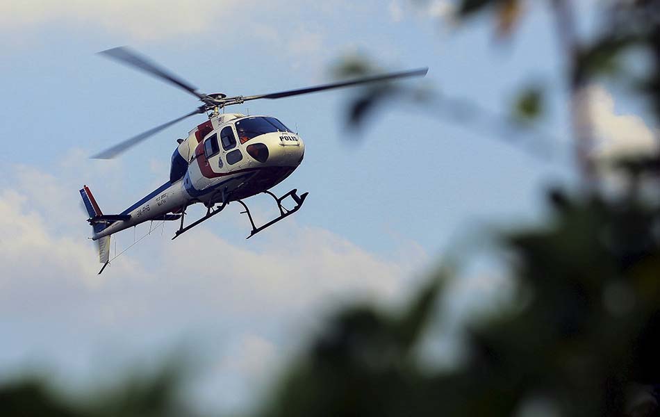 SEREMBAN, 5 Ogos -- Sebuah helikopter yang membawa Timbalan Ketua Polis Negeri Sembilan SAC Che Zakaria Othman dan Ketua Polis Daerah Nilai Supt Mohd Nor Marzukee Besar dilihat berlegar di ruang udara Kampung Pantai ketika mengadakan tinjauan udara bersama Unit Udara Polis Diraja Malaysia (PDRM). - fotoBERNAMA SEREMBAN, 5 Ogos -- Sebuah helikopter yang membawa Timbalan Ketua Polis Negeri Sembilan SAC Che Zakaria Othman dan Ketua Polis Daerah Nilai Supt Mohd Nor Marzukee Besar dilihat berlegar di ruang udara Kampung Pantai ketika mengadakan tinjauan udara bersama Unit Udara Polis Diraja Malaysia (PDRM). - fotoBERNAMA