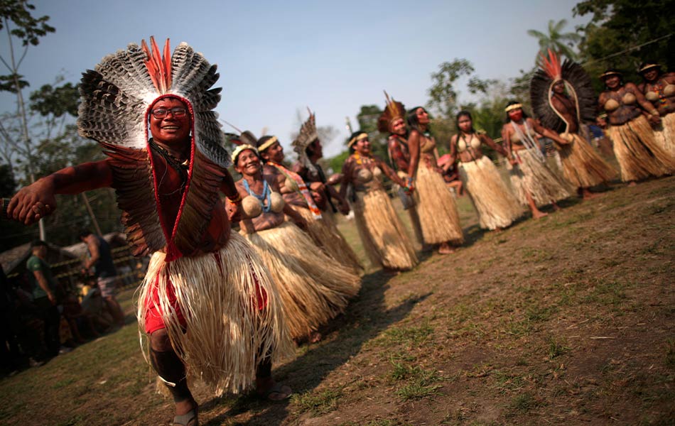 Puak Shanenawa menari dan berteriak dalam formasi bulatan sewaktu ritual dijalankan. Mereka menjalankan upacara itu dalam usaha memohon kepada 'kuasa alam' agar kebakaran Amazon dapat dihentikan. - Reuters Puak Shanenawa menari dan berteriak dalam formasi bulatan sewaktu ritual dijalankan. Mereka menjalankan upacara itu dalam usaha memohon kepada 'kuasa alam' agar kebakaran Amazon dapat dihentikan. - Reuters